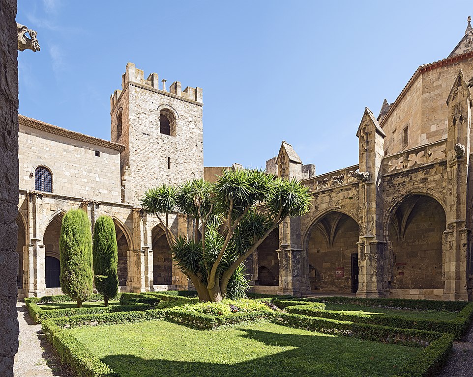 Cloître de la Cathédrale Saint-Just de Narbonne et clocher de l'église de Théodard - Photo de Didier Descouens - licence ccbysa 4.0