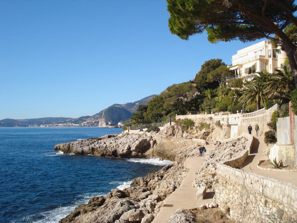 Sentier littoral sur la Côte d'Ail à Eze - Photo de Gilbert Bochenek - Licence ccbysa 3.0.