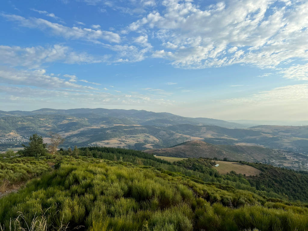 Paysage au dessus d'Annonay en Ardèche - Photo de Jean Baptiste Serron - Licence Unsplash