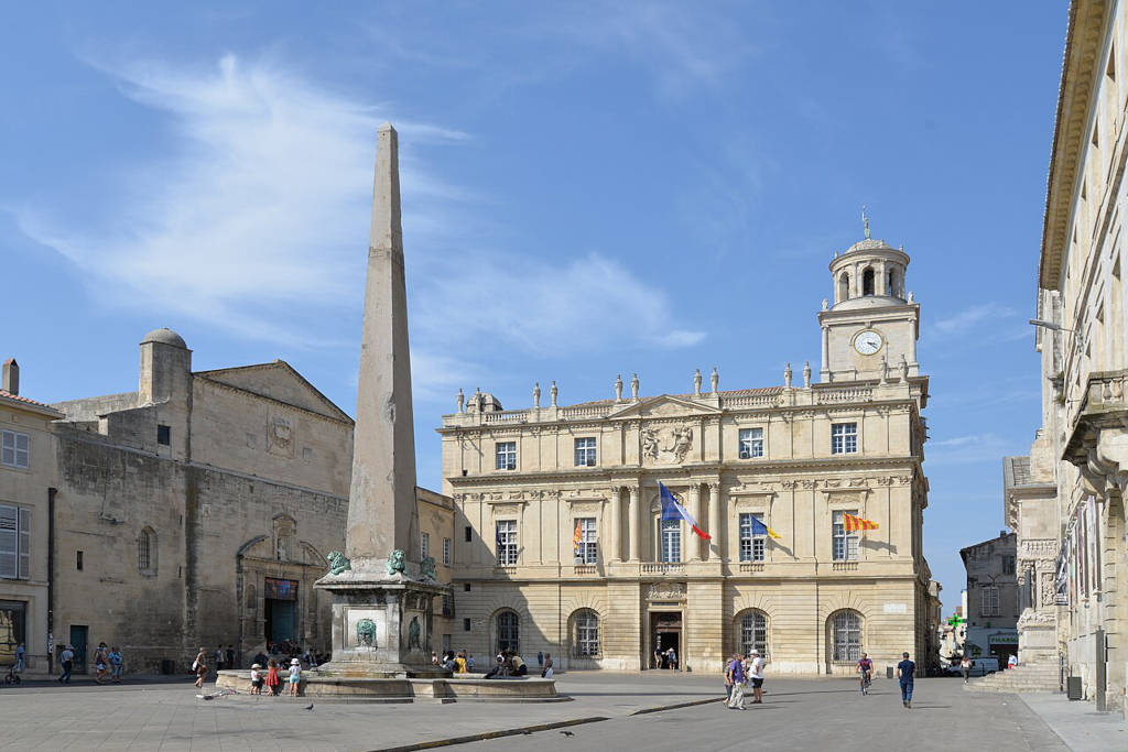 Sur la place de l'Hotel de Ville d'Arles - Photo de Calips - Licence ccbysa 3.0