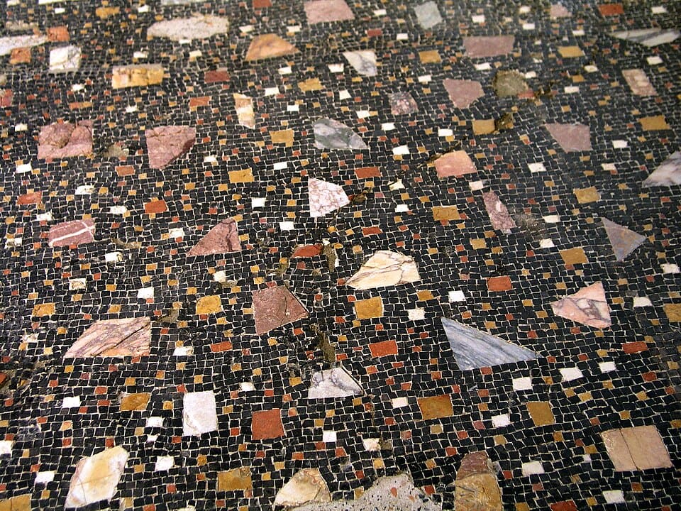 Ambiance terrazzo avant l'heure avec le sol du Musée Villa Pré Bas à Loupian - Photo de JYB Devot - Licence ccbysa 4.0
