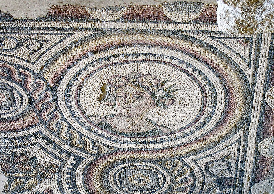 Mosaïque à la gloire du printemps au Musée Villa Pré Bas à Loupian - Photo de JYB Devot - Licence ccbysa 4.0
