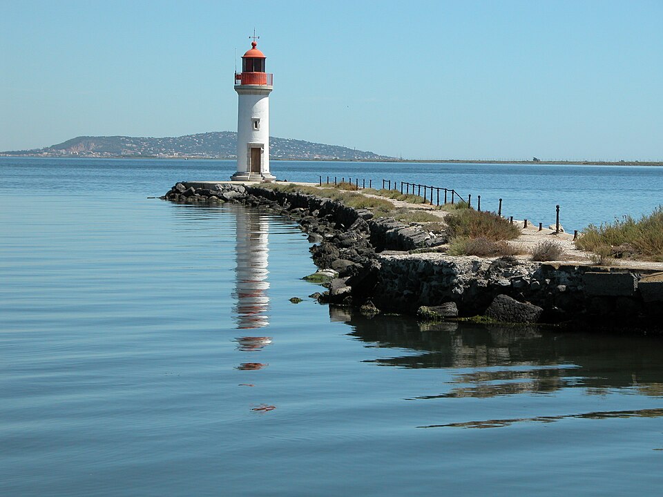 Phare des onglous à Marseillan avec Sète en arrière plan - Photo de Matthieu Faure - Licence ccbysa 2.0