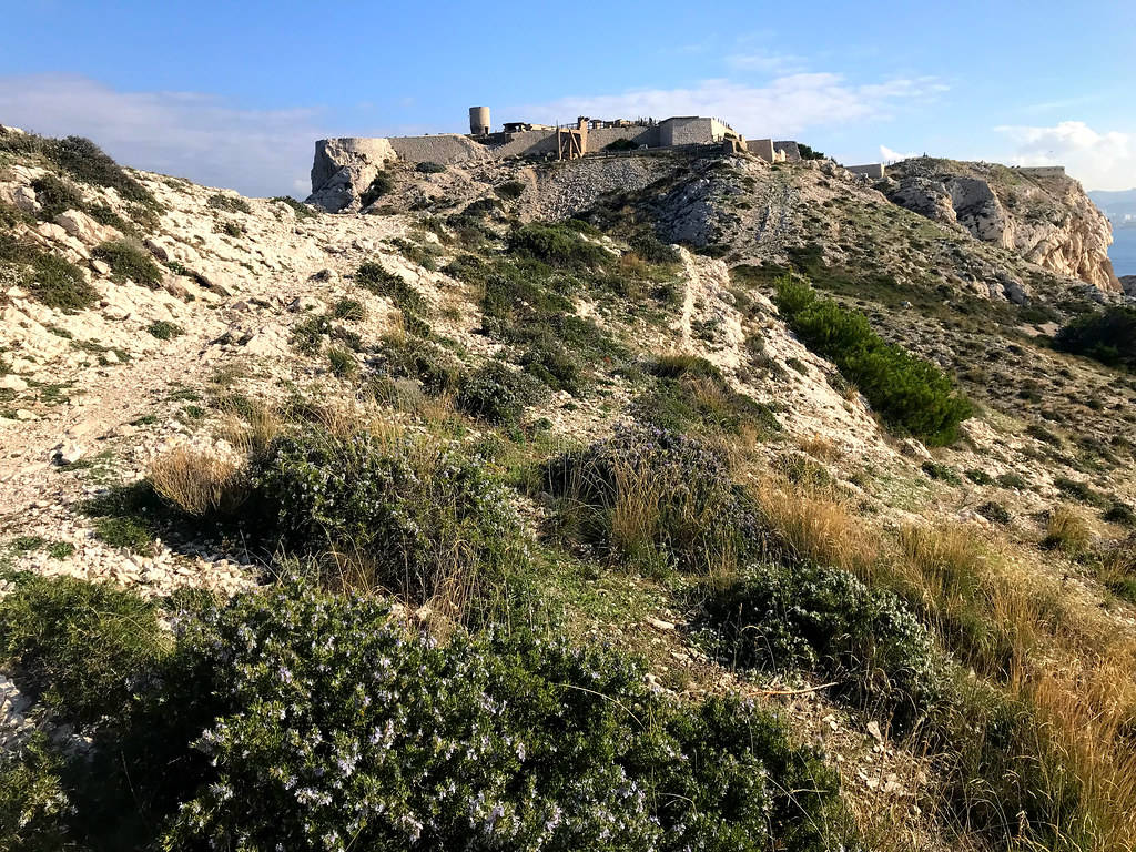 Ancienne usine abandonnée sur l'île Frioul au large de Marseille.