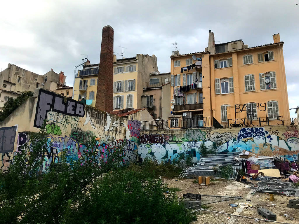 Dans une cour du quartier de Belsunce à Marseille.