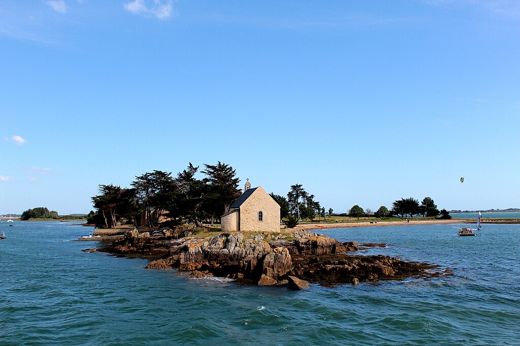 Lire la suite à propos de l’article 6 Incontournables du Morbihan : Nature, culture et spiritualité