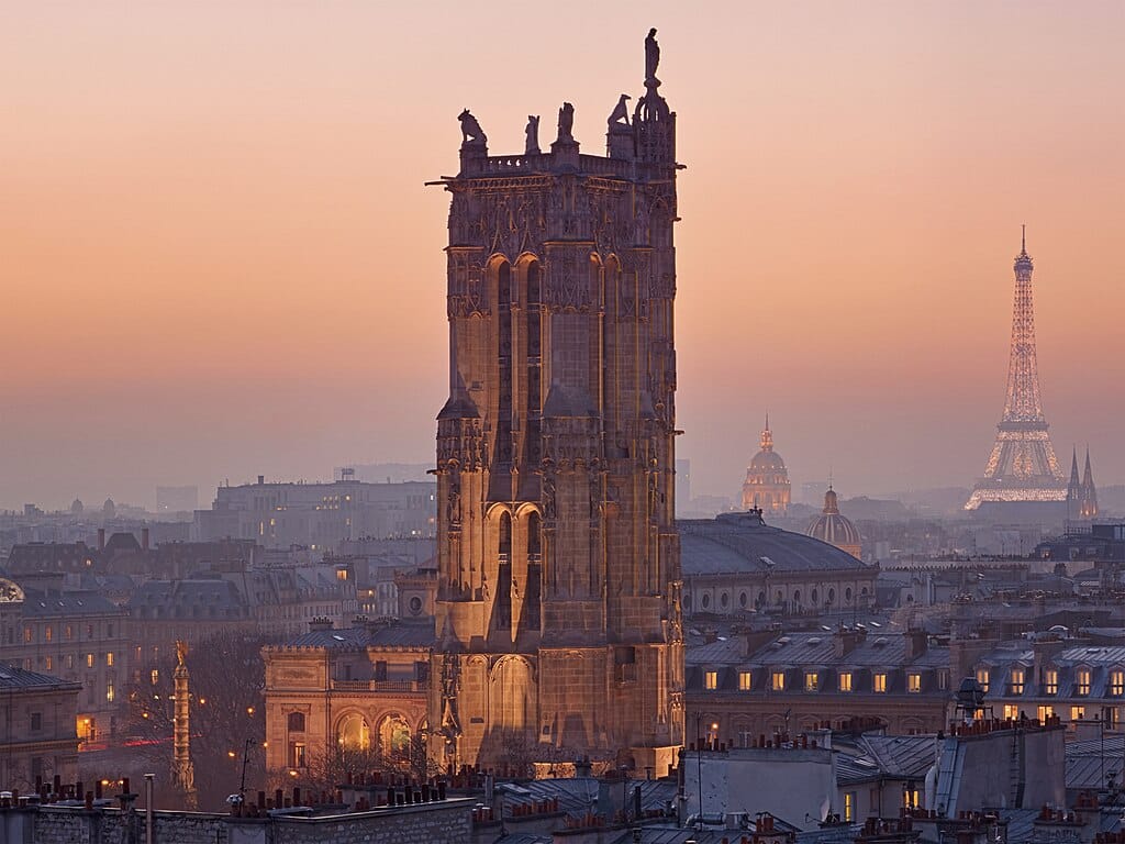 Tour Saint-Jacques au crépuscule, Paris, France. Photo Fabien Barrau - Licence ccbysa 4.0.