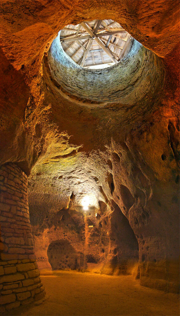 Dans le Chapelle du village troglodyte de Rochemenier - Photo de Tango7174 - Licence ccbysa 4.0
