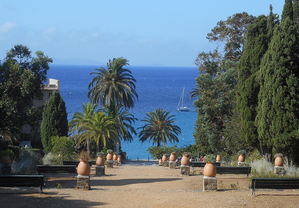 Dans le village de Canadel-sur-mer. Photo d'Emartin. Licence ccbysa 4.0.
