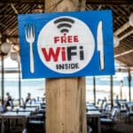 Sécurité numérique en voyage : 7 réflexes pour protéger son iPhone sur les Wi-Fi publics