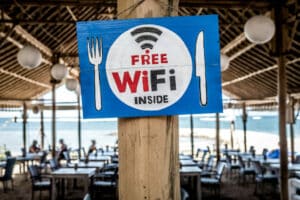 Sécurité numérique en voyage : 7 réflexes pour protéger son iPhone sur les Wi-Fi publics