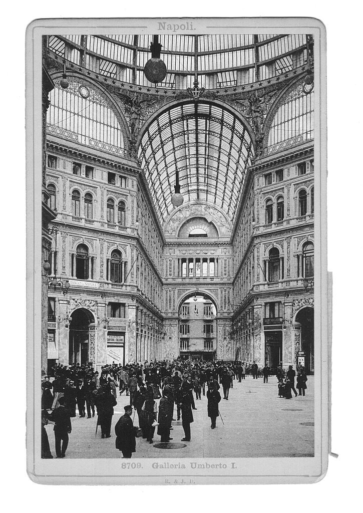 A l'intérieur de la Galerie Umberto I à Naples vers 1900 - Photo de Römmler