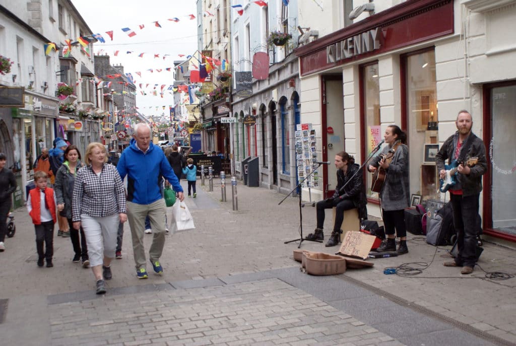 Concert de musique sur la rue principale de Galway.
