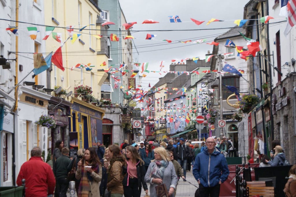 Quay Street est la rue piétonne la plus animée du quartier latin.