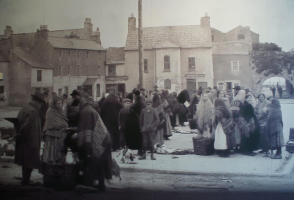 Marché sur le port vers 1900, musée de la ville.