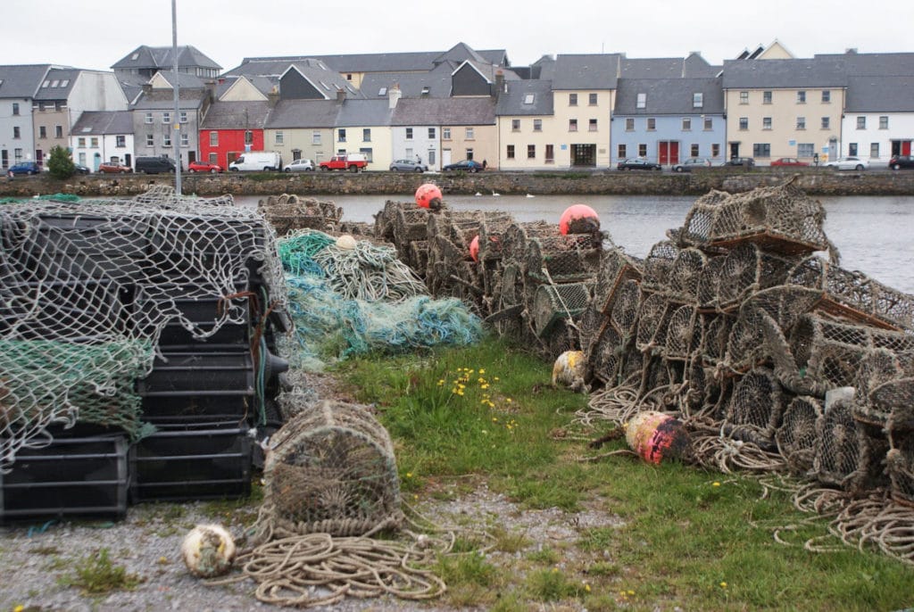 Caissons de pêche dans le vieux port.