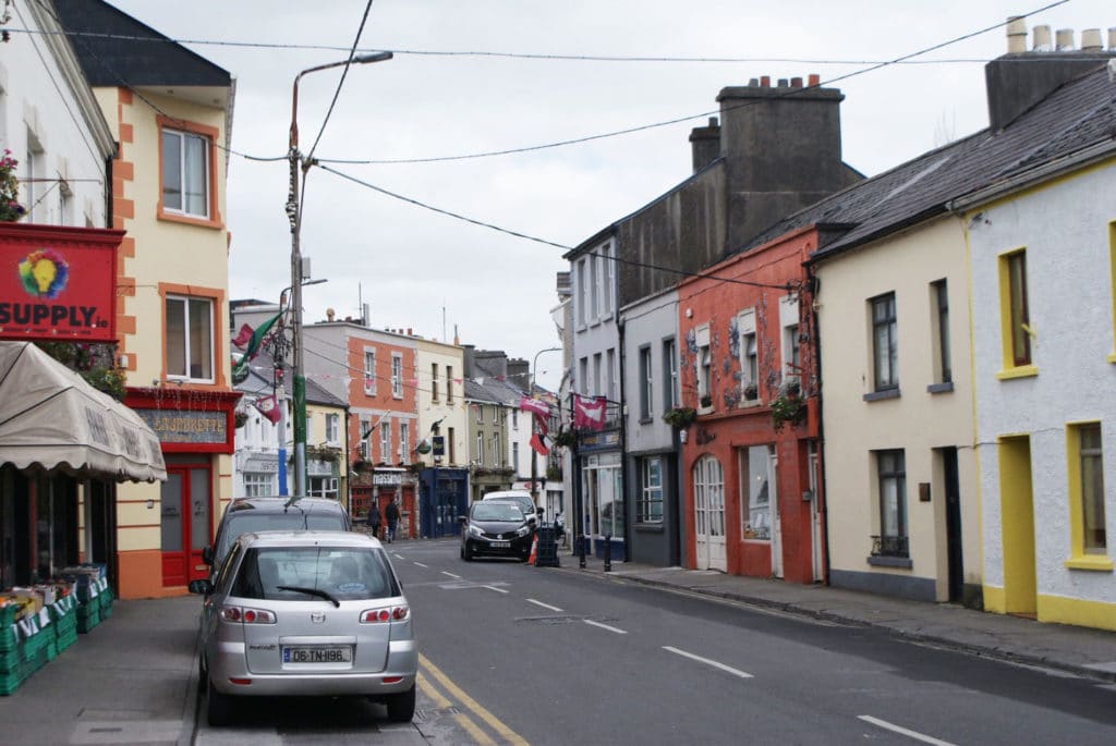Sea Road, la rue principale de West End à Galway.