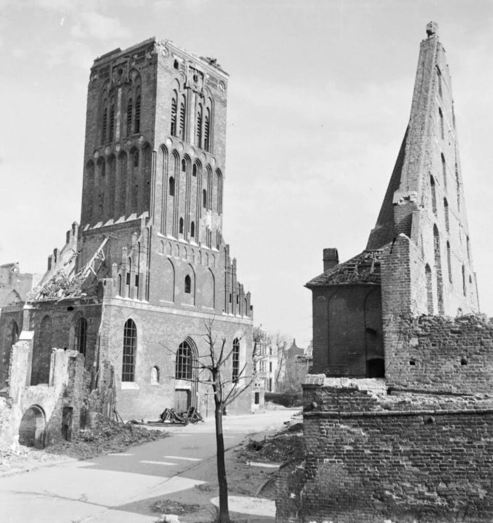 Eglise Sainte Catherine en ruine en 1945 - Photo de Kazimierz Lelewicz - Licence CCBY-NC-4.0