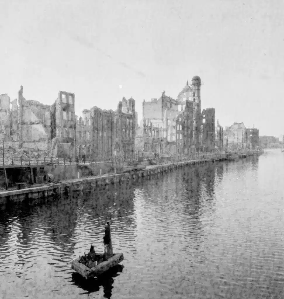 Long pont ou port de Gdansk en ruine en 1945 - Photo de Kazimierz Lelewicz - Licence CCBY-NC-4.0