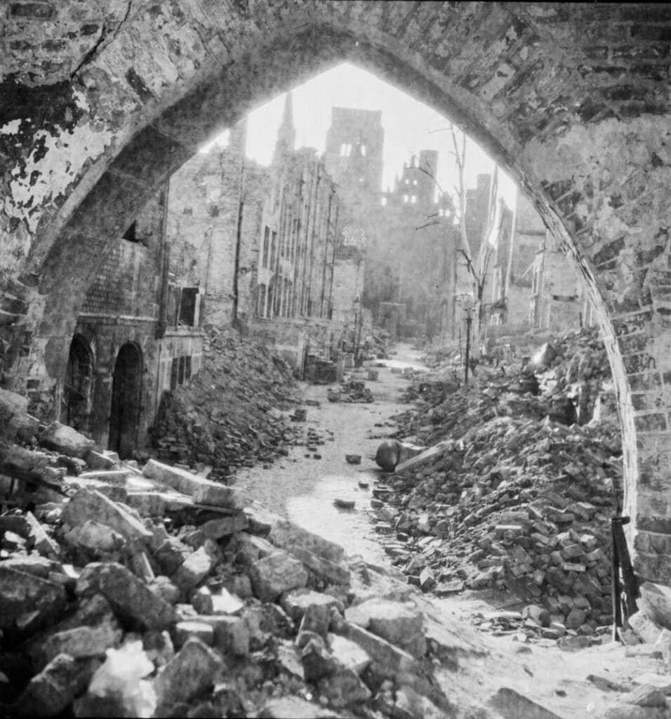 Rue Mariacka à Gdansk en 1945 - Photo de Kazimierz Lelewicz - Licence CCBY-NC-4.0