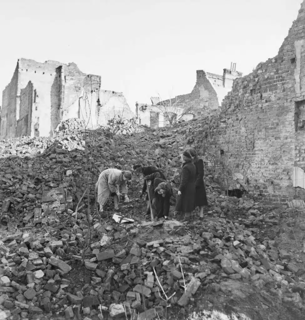 Dans les ruines à Gdansk en 1945 - Photo de Kazimierz Lelewicz - Licence CCBY-NC-4.0