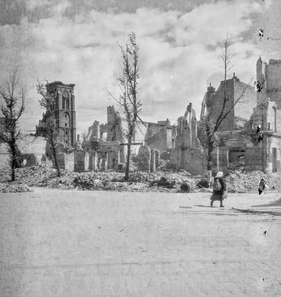 Vieille ville de Gdansk en ruine en 1945 - Photo de Kazimierz Lelewicz - Licence CCBY-NC-4.0