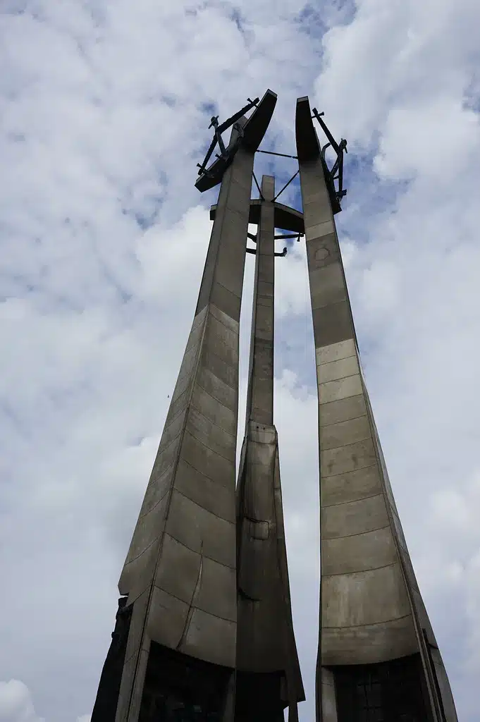 Monument aux ouvriers du chantier naval tombés en 1970 à Gdansk.