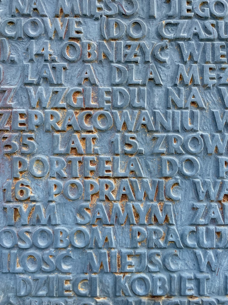 Plaque avec les demandes des ouvriers grévistes lors des grèves de 1980. Devant le Europejskie Centrum Solidarnosci à Gdansk.