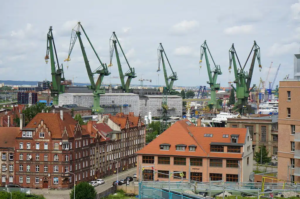 Vue sur les chantiers navals depuis le toit végétalisé du Centre européen de Solidarité (Europejskie Centrum Solidarnosci) à Gdansk.