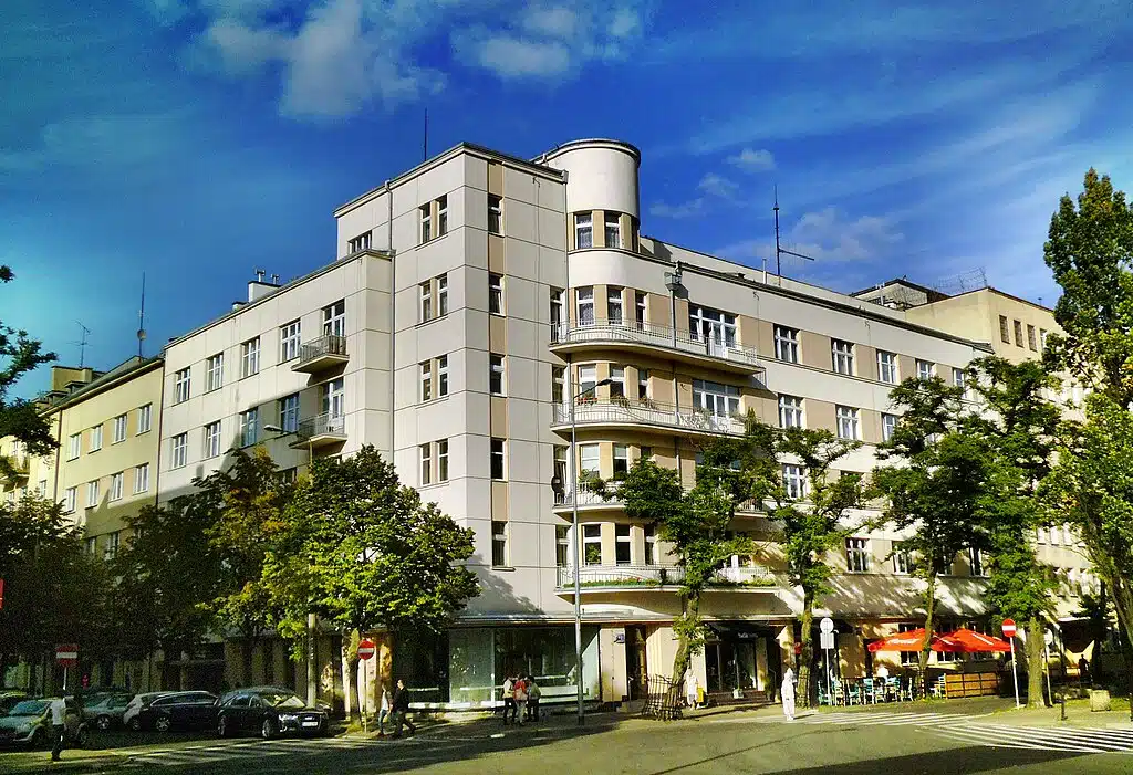 Architecture moderniste dans le centre-ville de Gdynia (Skwer Kosciuszki 12) - Photo de Jasny63 - Licence ccbysa 3.0 PL