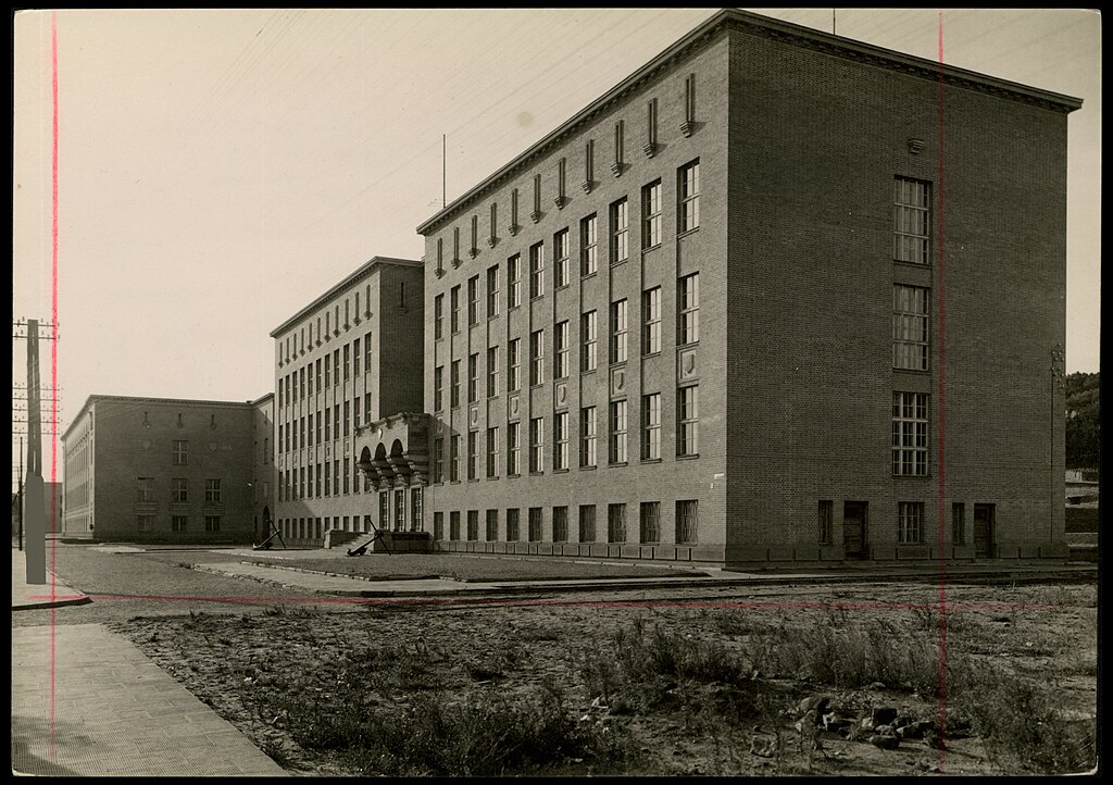 Académie Maritime ou Akademia Morska (1933) à Gdynia - Photo de Henryk Poddębski