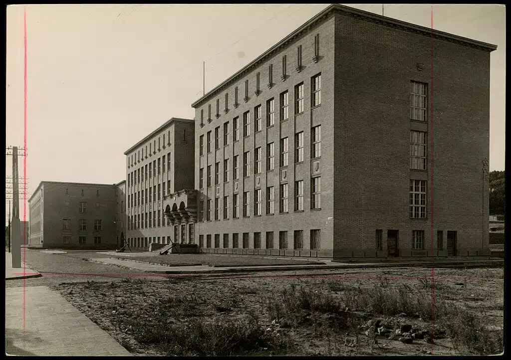 Académie Maritime ou Akademia Morska (1933) à Gdynia - Photo de Henryk Poddębski