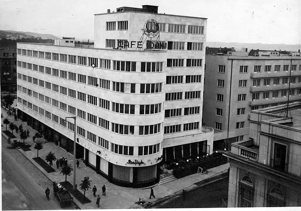 Style Paquebot (ou Streamline), branche tardive épurée des styles Bauhaus, Neues Bauen, architecture moderne, et Art déco d'entre-deux-guerres des années 1930 à Gdynia sur la ul. 10-Lutego.