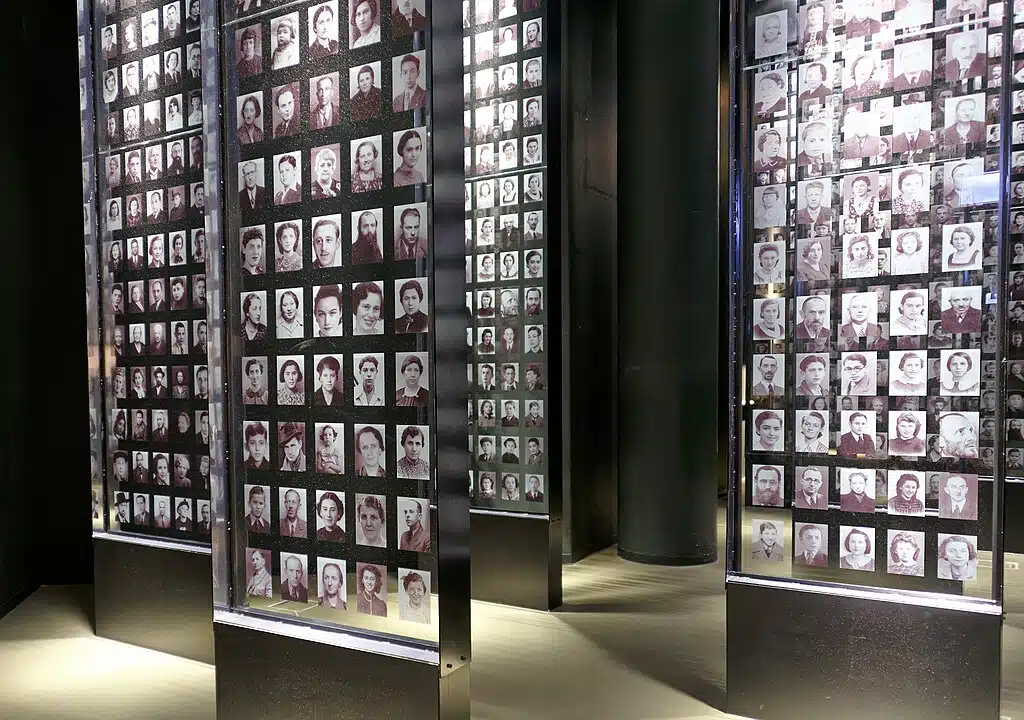 Portraits de Juifs assassinés dans le Musée de la 2e guerre mondiale à Gdansk - Photo de Jakub Halun - Licence ccbysa 4.0