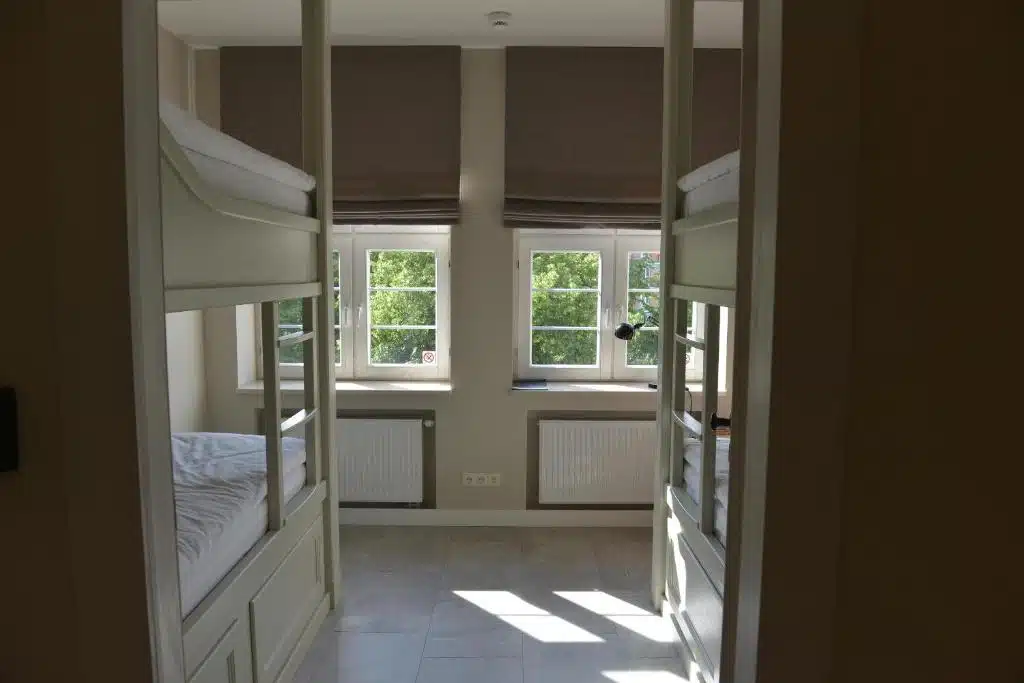 Dortoir de l'auberge Five Points hostel à Gdansk.