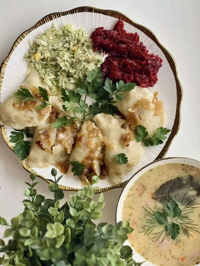 Pierogi + surowka dans le bar à lait Gdanska Stolowka à Gdansk.