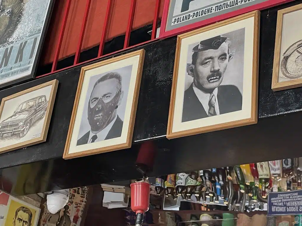 Dirigeants communistes dans le No To Cyk, bar à Gdansk.