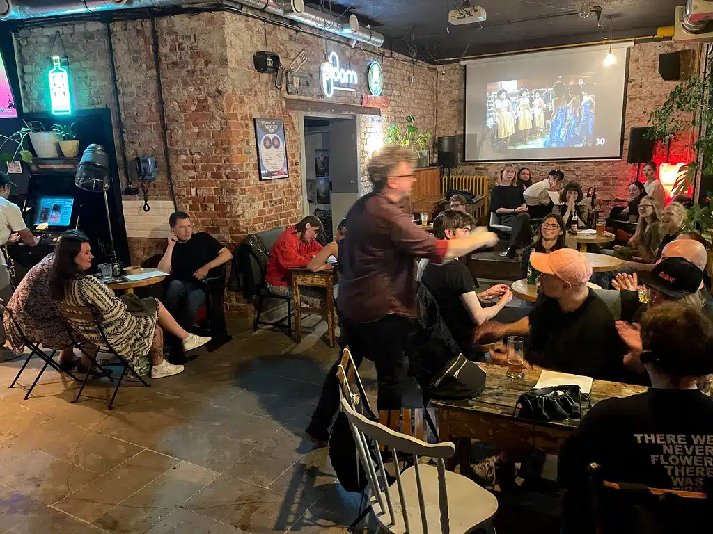Intérieur du bar Lawendowa 8 à Gdansk pendant un quizz avec des questions niveau genius +++.