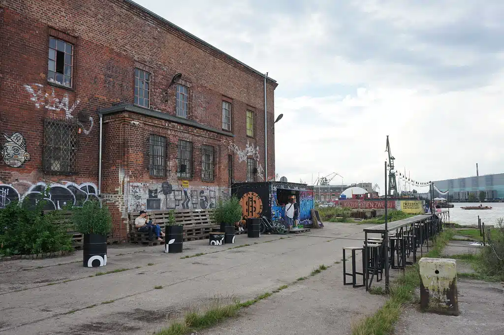 Bar Mala Sycylia dans le port de Gdansk, quartier Stocznia.