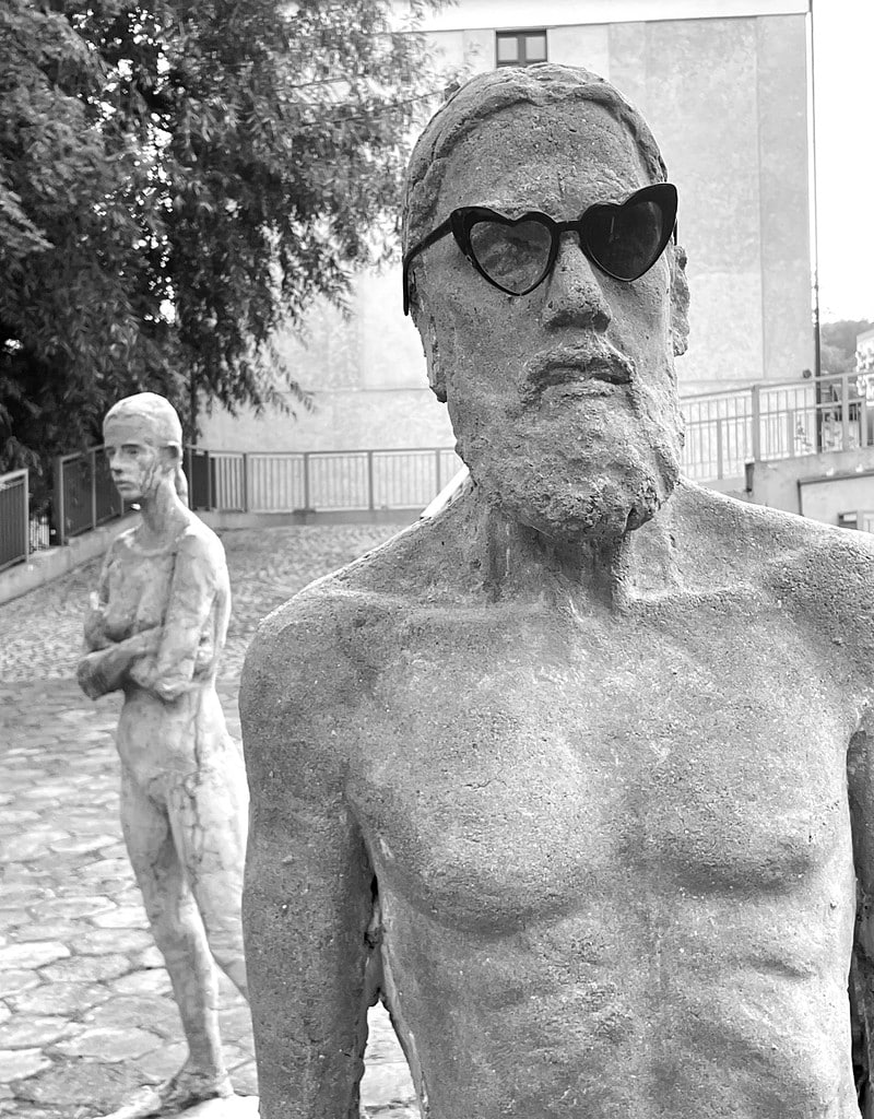 Statues dans le jardin de l'école des Beaux-Arts ou ASP de Gdansk.