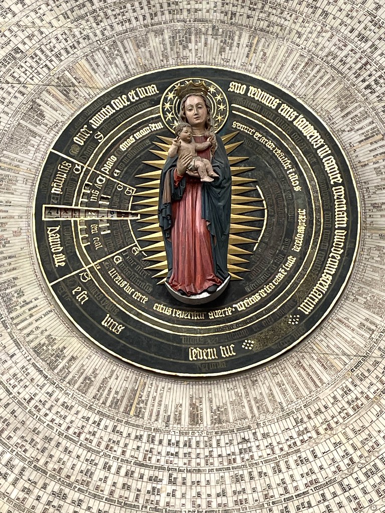 Horloge astronomique dans la Basilique Sainte Marie de Gdansk.