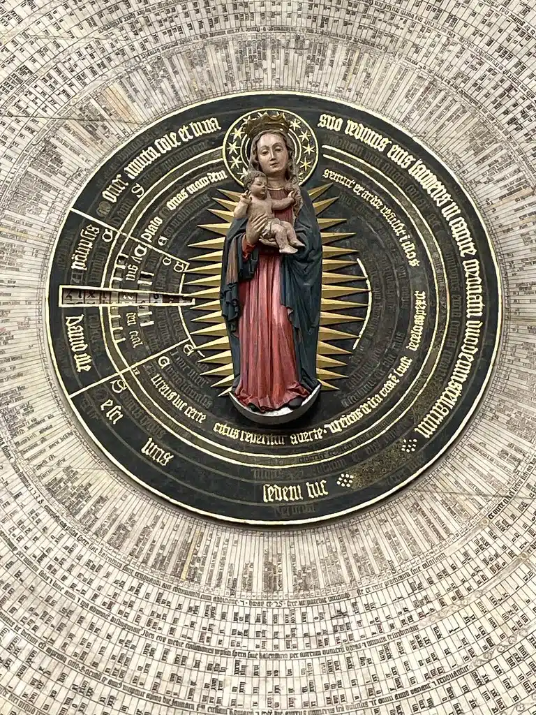 Horloge astronomique dans la Basilique Sainte Marie de Gdansk.