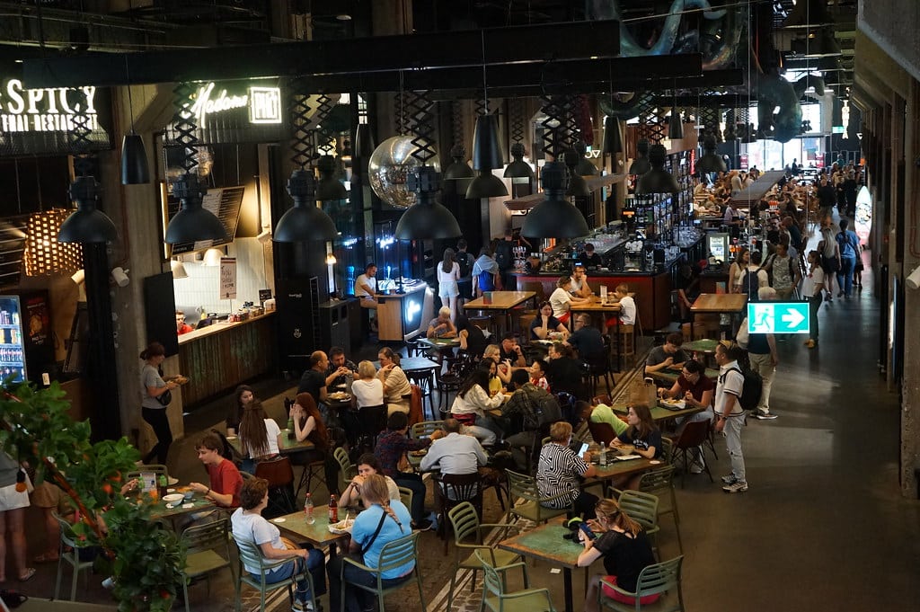 Dans le food hall Montownia à Gdansk.