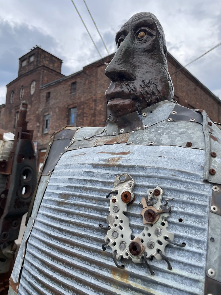 Robots humanoïdes devant la Galerie Przestrzeń Sztuki WL4 Mleczny Piotr dans le quartier de Stocznia à Gdansk.