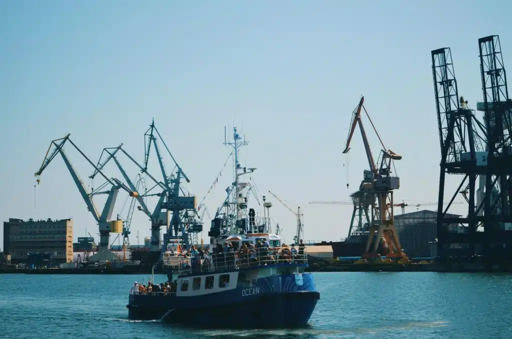 Balade en bateau : Croisière dans le port de Gdansk - Photo de Upadek Matmy