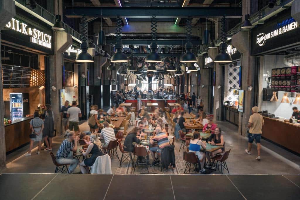 Dans le foodhall au rez de chaussée de l'hotel Montownia loft à Gdansk.