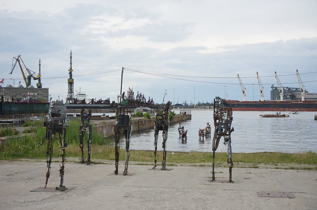 Robots humanoïdes sortant de l'eau devant la Galerie Przestrzeń Sztuki WL4 Mleczny Piotr dans le quartier de Stocznia à Gdansk.