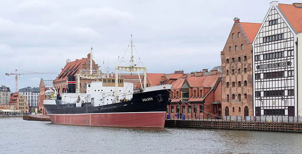 Musée Maritime de Gdansk (batiment blanc) - Photo de Jakub Halun - Licence ccbysa 4.0
