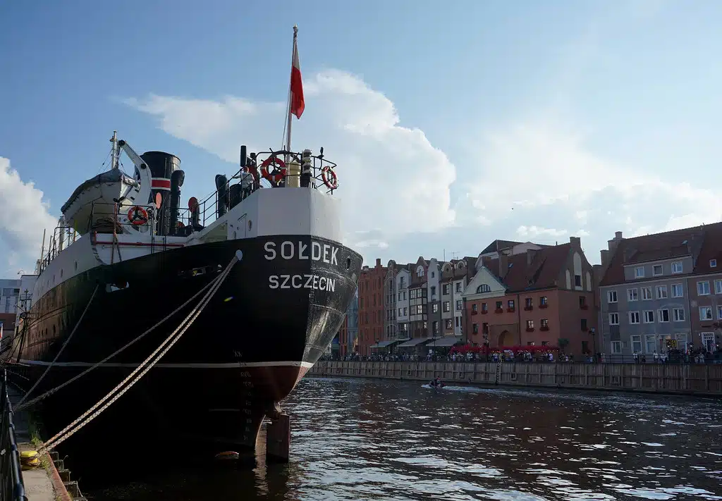 Soldek, cargo-musée devant le Musée maritime de Gdansk.