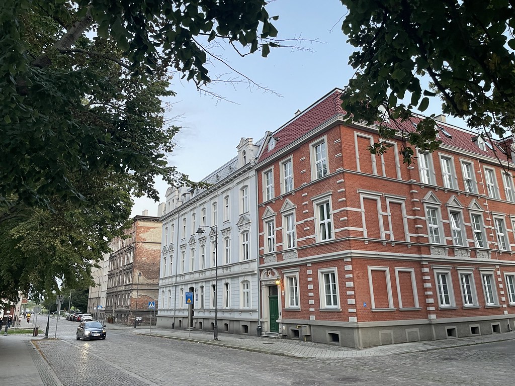 Rue rénovée du quartier de Dolne Miasto à Gdansk.
